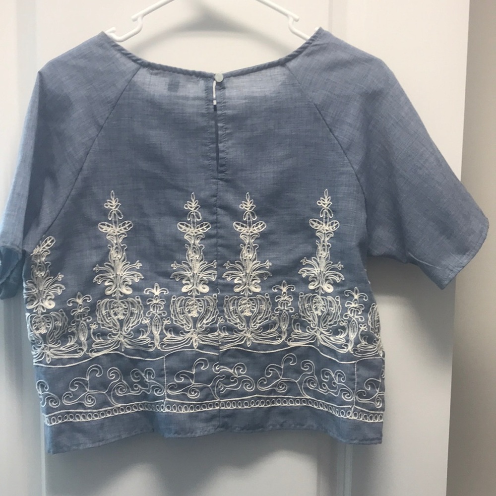 Crop shirt. - Picture 2 of 3